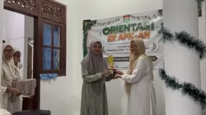 Raden Ajeng Jihan Fakhira Zain Meraih Penghargaan Peserta Terbaik dalam Orientasi Santri Baru Pondok Pesantren Putri Khadijah Pamekasan